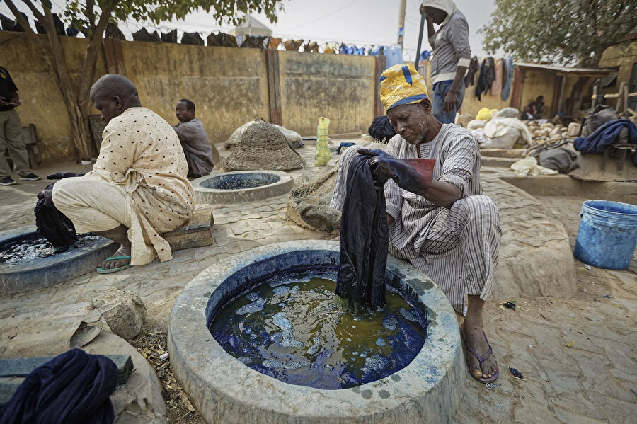 Nijerya'da kumaşlar geleneksel yöntemlerle renklendiriliyor.