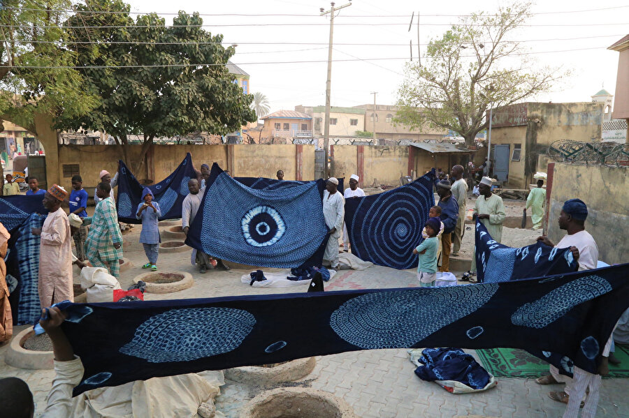 Eskiden bu çukurlarda boyanan mavi kıyafetler herkes tarafından giyilirken, günümüzde Tuareglerce ve bazı evlerde dekorasyon malzemesi olarak kullanılıyor.