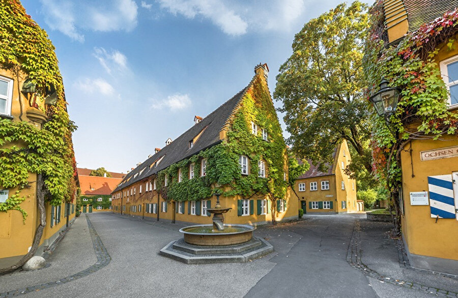 Almanya Augsburg’ta halen kullanımda olan Fuggerei sosyal konut kompleksi. 