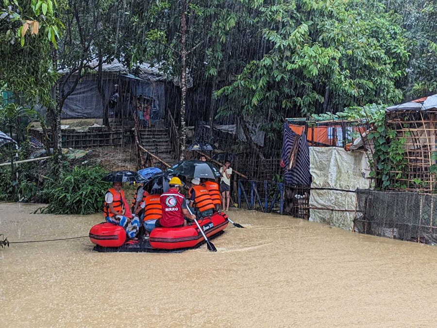 Bangladeş’teki Rohingyalı mültecilere ev sahipliği yapan dünyanın en büyük mülteci kampında, muson yağmurları sebebiyle sel meydana geldi. 1400’den fazla mülteci barınağı hasar gördü.