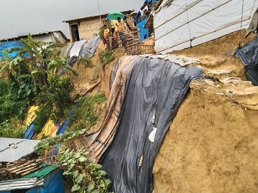 Bangladeş'te birçok insanın mahsur kalmasına yol açan muson yağmurları ve toprak kaymaları sebebiyle bazı bölgelerde yolların kapandığı bildirildi.