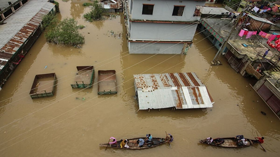 Şiddetli yağmur ayrıca Bandarban bölgesinde yolların tahrip olmasına ve bölgedeki tek elektrik santralinin sular altında kalması sebebiyle de elektrik kesintilerinin yaşanmasına yol açtı.