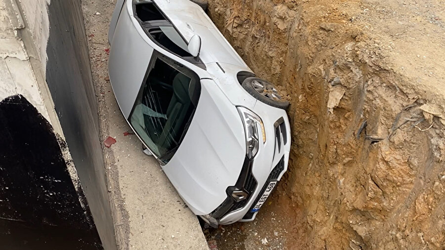 Kartal'da otomobil yol ile inşaat arasındaki boşluğa düştü