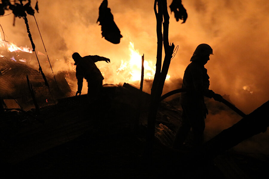 Kastamonu'da köyde çıkan yangında 7 ev alevlere teslim oldu
