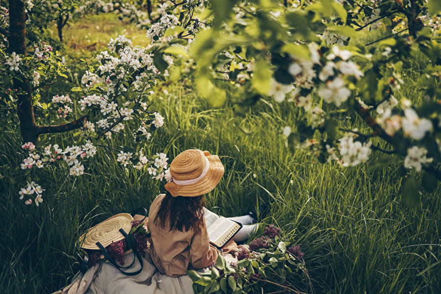 Din, hayatın anlamını inşa eden en değerli tecrübedir ve çocuk henüz onun kıymetini bilecek yaşta değilse de ileride kutsalın değerini görecektir. “Salt maruz kalma etkisi”dir bu aynı zamanda. Yani aşinalık beğeni ve ilgiyi doğurur.