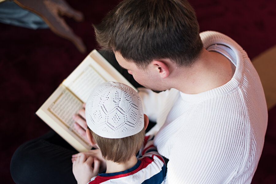Dindar aileler dinî konularla ilgilenir, ibadetlerini yerine getirmeye gayret ederler. Çocuklarına dinî esasları öğretmeye, onlara örnek olarak ahlaki değerleri benimsetmeye çalışırlar.