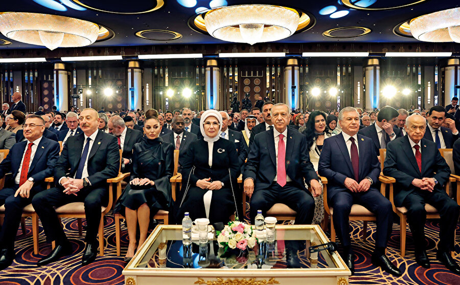 Tören sırasında Erdoğan sağ tarafına Azerbaycan Cumhurbaşkanı İlham Aliyev’i, sol tarafına Özbekistan Cumhurbaşkanı Şevket Mirziyoyev’i, Mirziyoyev’in yanına da Milliyetçi Hareket Partisi’nin Genel Başkanı Devlet Bahçeli’yi oturtması dünyaya verilen büyük bir mesajdı. 