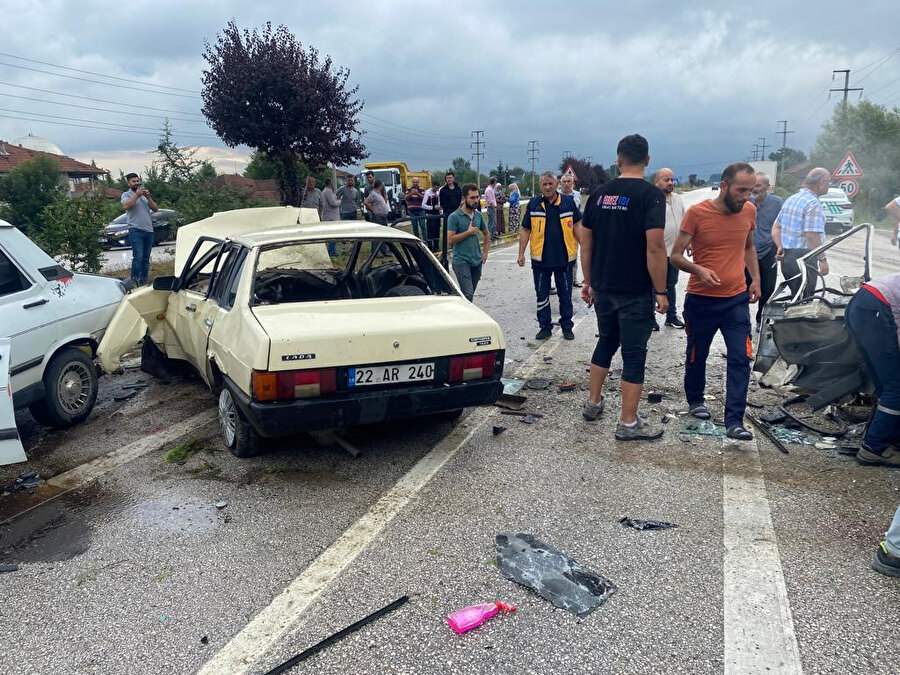 Karşı şeride geçen otomobil iki araca çarptı: Bir ölü