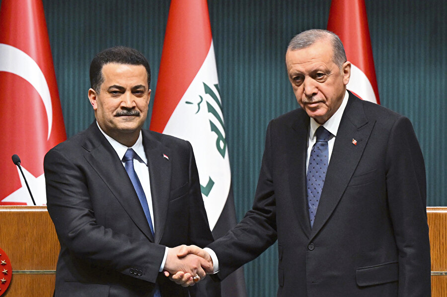 Cumhurbaşkanı Recep Tayyip Erdoğan, Türkiye’ye resmi ziyarette bulunan Irak Başbakanı Muhammed Şiya es-Sudani ile Cumhurbaşkanlığı Külliyesi’nde bir araya geldi.