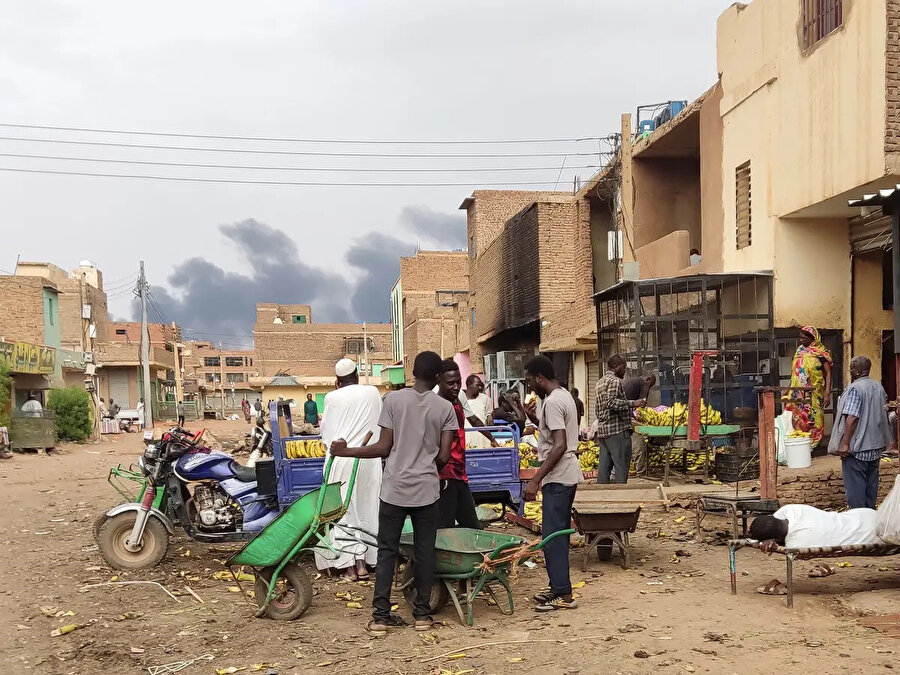 Sudan'ın başkenti Hartum'un Umdurman kentindeki şiddetli sokak çatışmaları binlerce evin elektriğini ve suyunu kesti, internet ve telefon hizmetlerini aksattı.