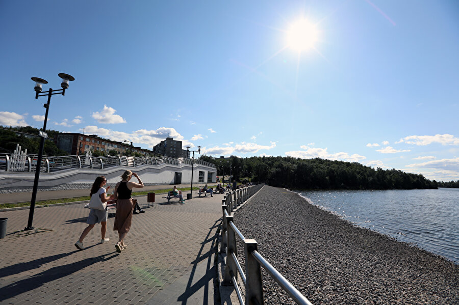 Küresel ısınma Rusya'yı vurdu: 9 ay karla kaplı olan kentte vatandaşlar sıcaktan bunaldı