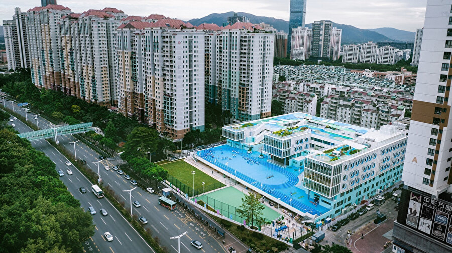 Fuqiang İlköğretim Okulu, Shenzhen'in Futian Bölgesi'nde yer alıyor. 