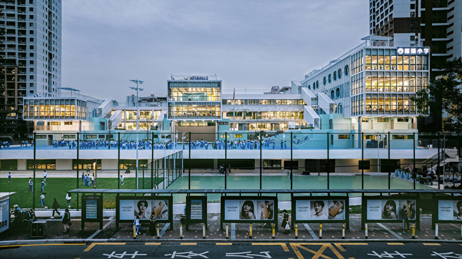 Fugiang İlkokulu ana yola doğru çıkıntı yapan sınıfları ile vizyoner karakterini şehre yansıtıyor.