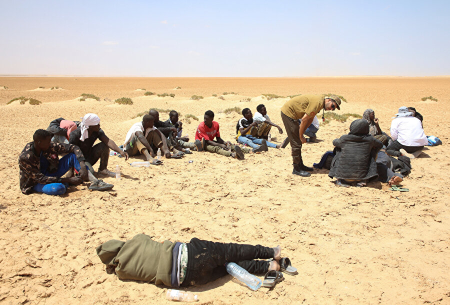 Libya-Tunus sınırında Al-Assah yakınlarındaki çölde mahsur kalan Afrika'dan gelen göçmenler, 5 Ağustos 2023.