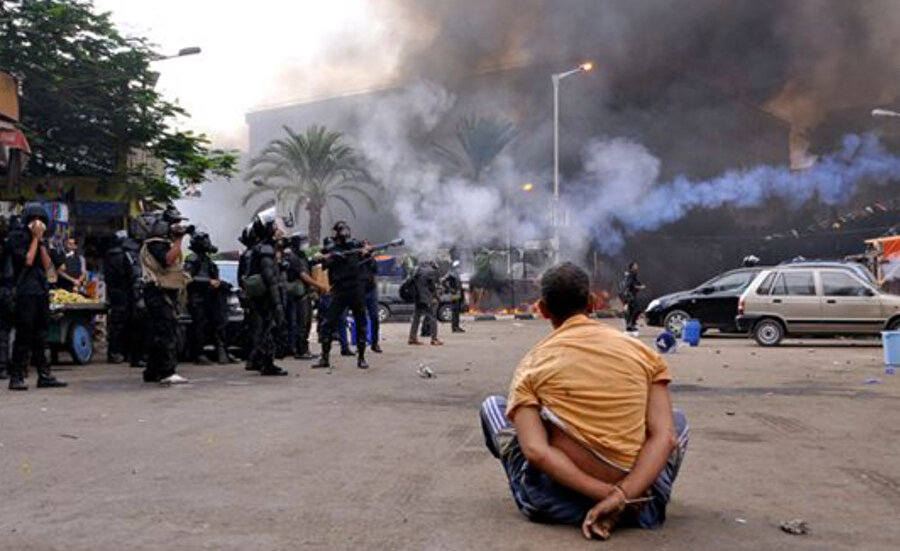 Kahire'deki Adeviyye ve Nahda meydanlarındaki darbe karşıtlarına Mısır ordusunun ilk müdahalesinde yüzlerce kişi öldürüldü.