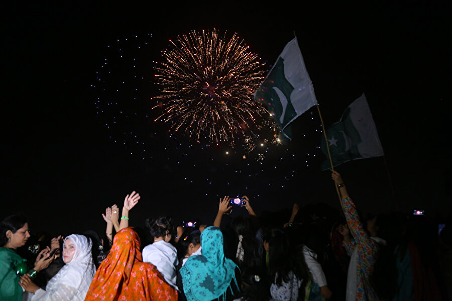 Başkent İslamabad'da 31 top ve dört eyalet başkentinde 21 top selamı verildi.