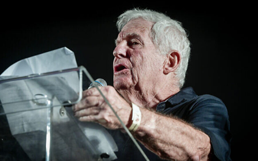 IDF Kuzey Komutanlığı'na başkanlık eden, seçkin Sayeret Matkal birliğine komuta eden ve Mossad casus teşkilatının müdür yardımcısı olarak görev yapan Amiram Levin, hükûmetin yargı revizyonu sırasında görev yapmayı reddediyor.