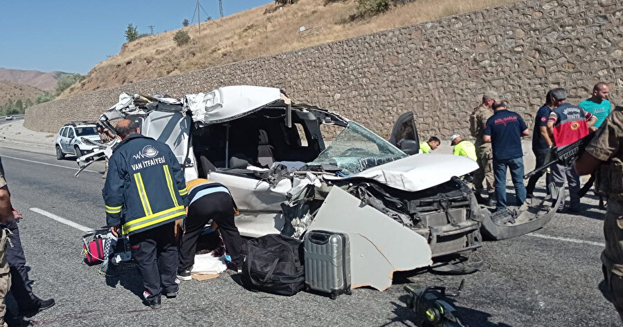 Minibüs kamyona arkadan çarptı: Üç kişi öldü, üç kişi de yaralandı