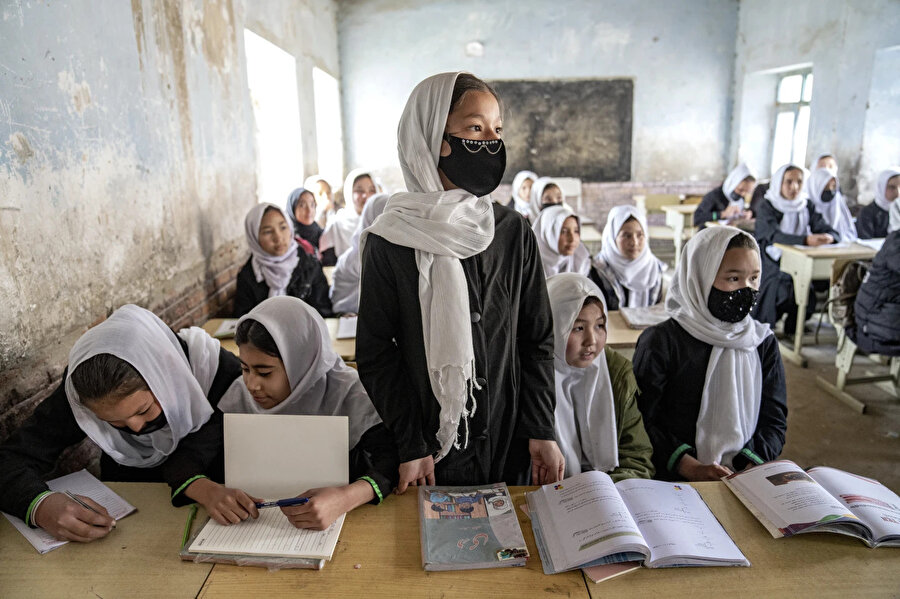 Ülkede, kızların ilkokul haricindeki kademelerde okula gitmesi de yasaklandı. 