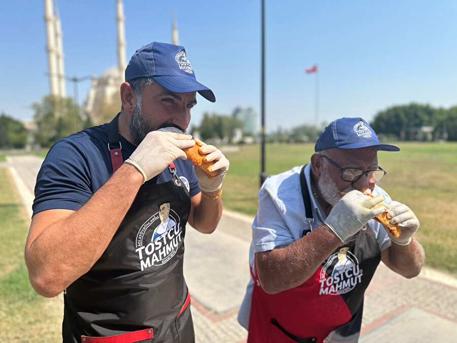 Adana'da sıcaklık 50 dereceyi aştı: Güneşte ısınan sacda tost pişirdiler