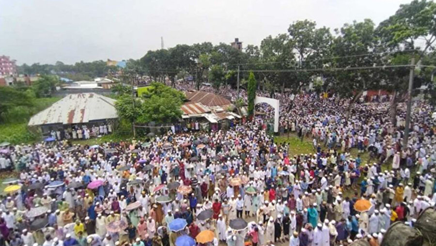 Bangladeş'te etkili olan dinî liderin cenazesine yaklaşık 50.000 kişi katıldı.