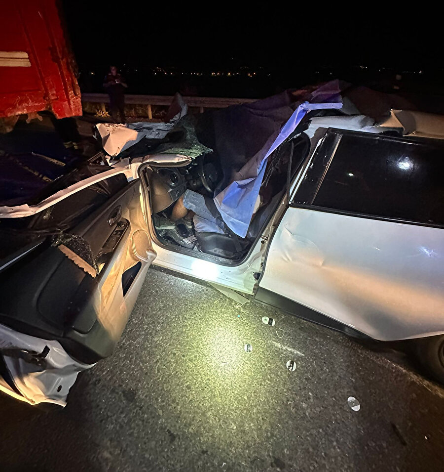 Kamyona çarpan otomobildeki baba öldü, iki çocuğu ve eşi yaralandı