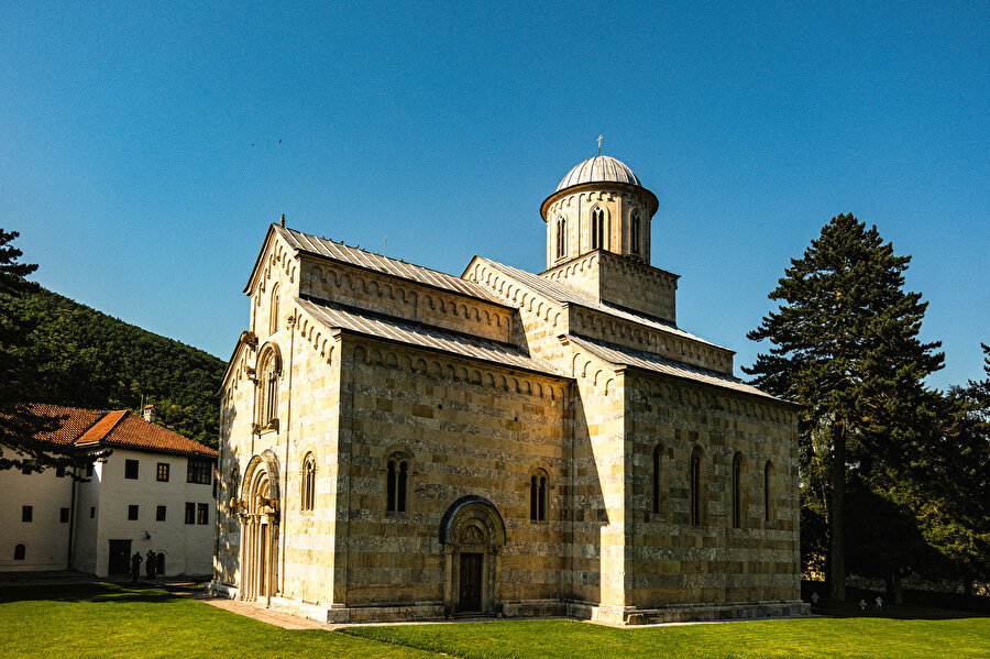 Deçan Manastırı, 1327 yılında inşa edilmeye başlanmış.
