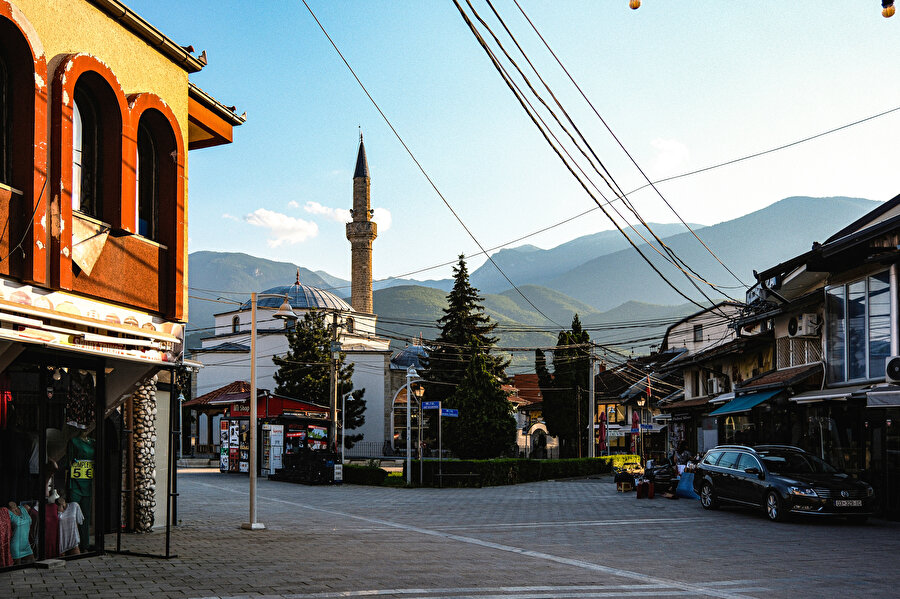 Çarşı Camii ve çarşının boş sokakları.