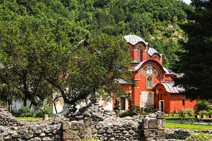 İpek Patrikhânesi, Tıpkı Deçan Manastırı gibi UNESCO Dünya Mirası Listesi’nde kendine yer bulmuş ve KFOR tarafından korunmaktadır.