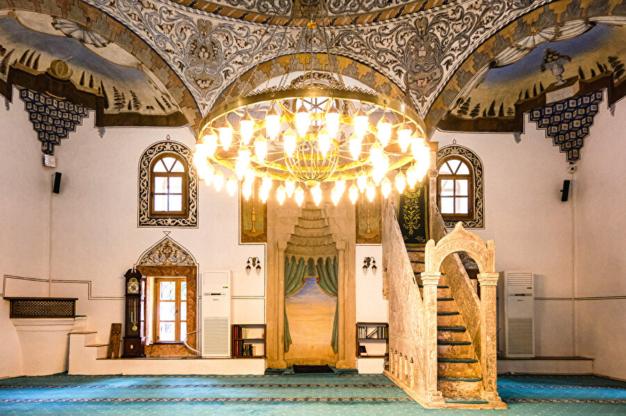 Çarşı Camii'nin içerisinden bir görünüm.