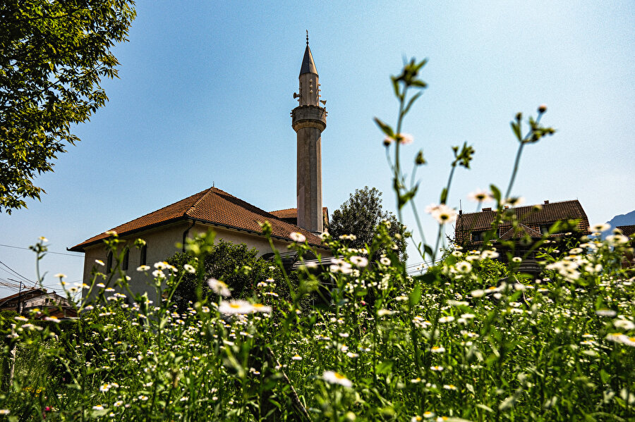 Hamam Camii, 1587 senesine tarihlenmektedir.