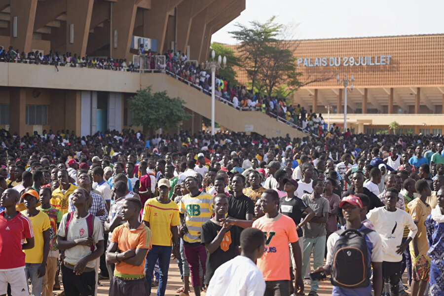 Binlerce genç, başkent Niamey'deki stadyum önünde toplanarak orduya katılmak için seferber oluyor. 