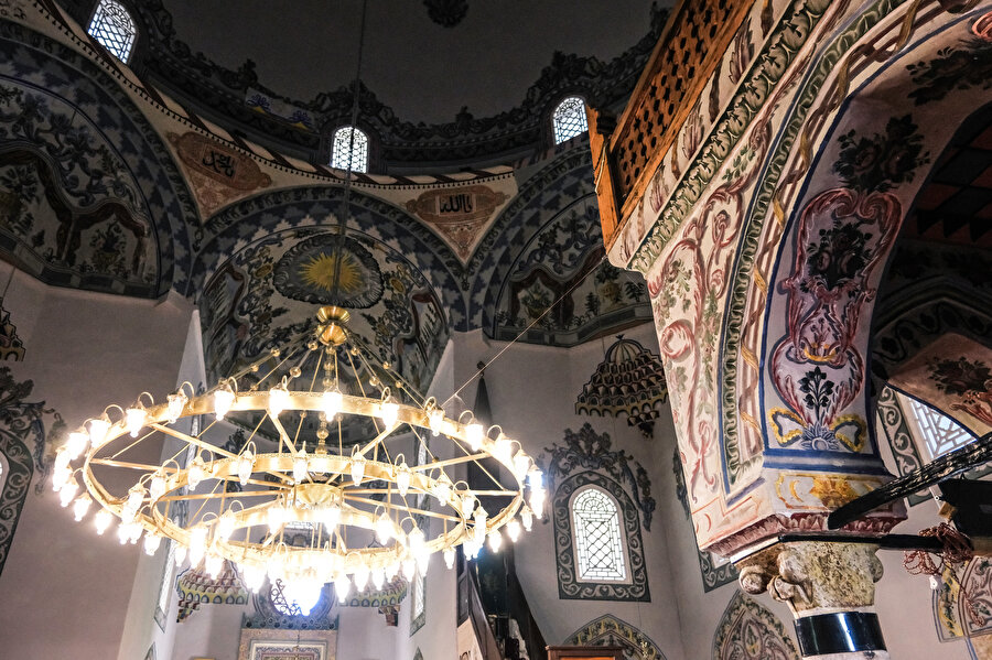 Sinan Paşa Camii’nin müezzin mahfilindeki işlemeler ve arka planda, tromplarındaki bezemeler.
