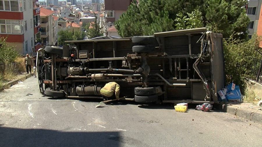 İstanbul Kartal'da yokuşu çıkamayan kamyonet duvara çarparak devrildi: İki yaralı