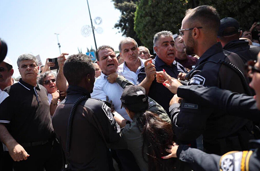 İsrail polisi, Knesset önünde düzenlenen bir gösteri sırasında Knesset üyesi Eymen Odeh'e saldırdı.