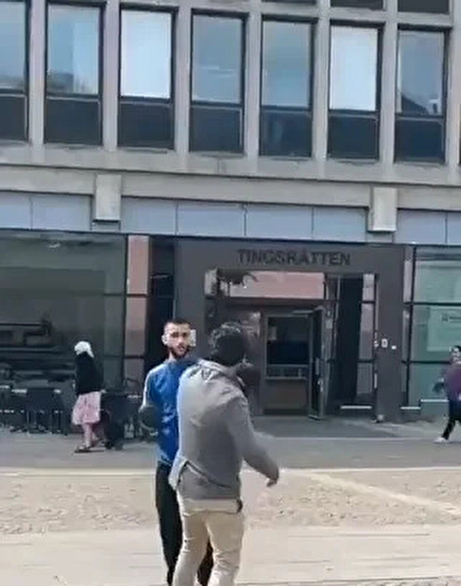 İsveç’te Kur’an-ı Kerim yakarak tepki çeken Iraklı Salvan Momika, boks eldiveni giyen bir kişi tarafından sokakta darp edildi.