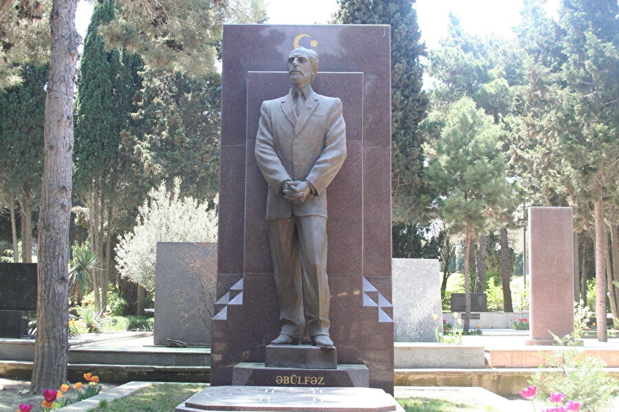 Elçibey'in mezarı, Bakü, Fahri Hiyabanı Mezarlığı'nda medfûndur.