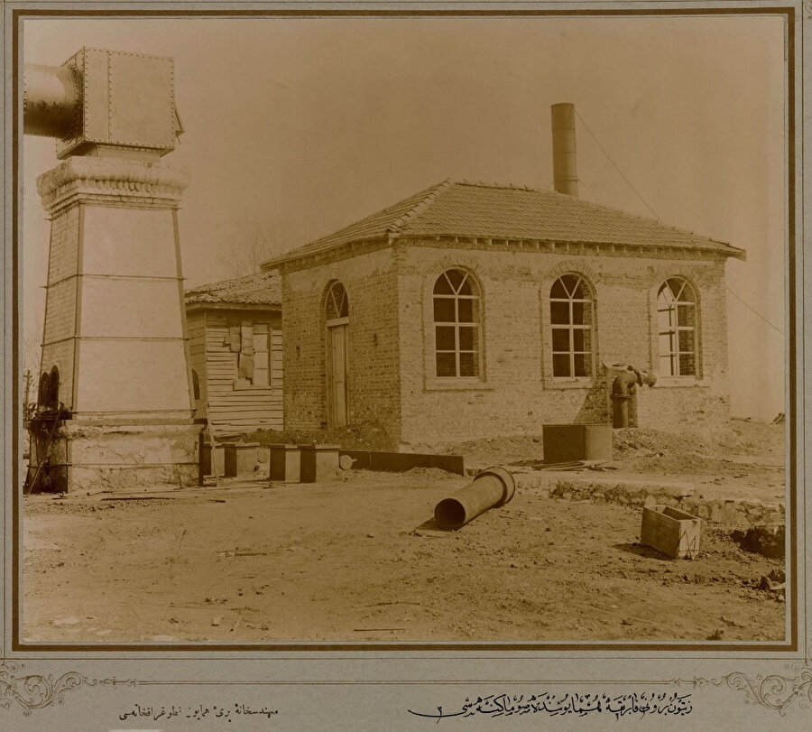 II. Abdülhamid Han Albümü’nden Zeytinburnu Fabrika-i Hümâyûn su makinası ve kulesi. 