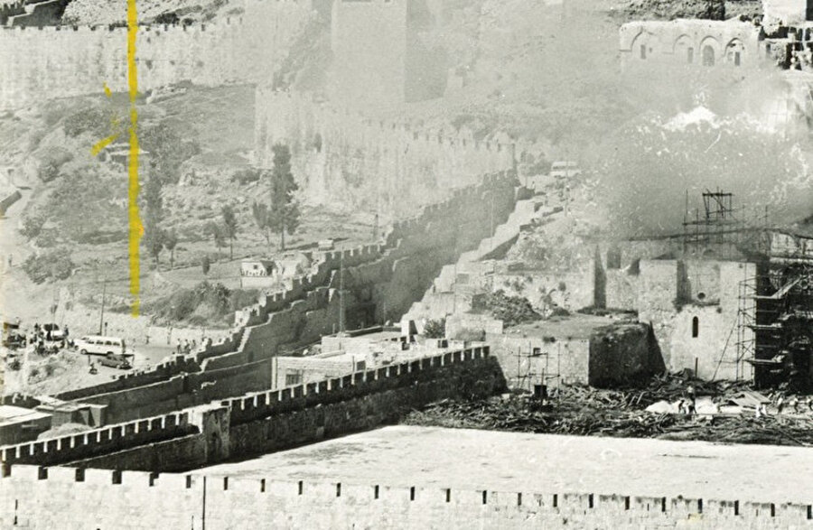 Saldırıda, aralarında Salahaddîn Eyyûbî'nin tarihî minberinin de yer aldığı pek çok kıymetli eser kül oldu.