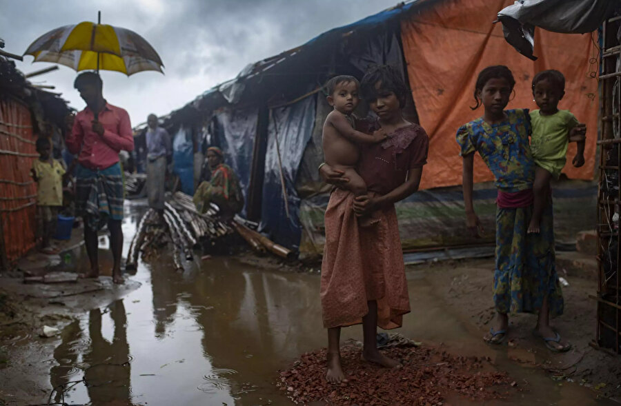 Yaklaşık 1 milyonu bulan Arakanlı mültecinin çoğu Bangladeş'e kaçarken diğerleri Hindistan, Tayland, Malezya ve Güney ve Güneydoğu Asya'nın diğer bölgelerine kaçtı. 