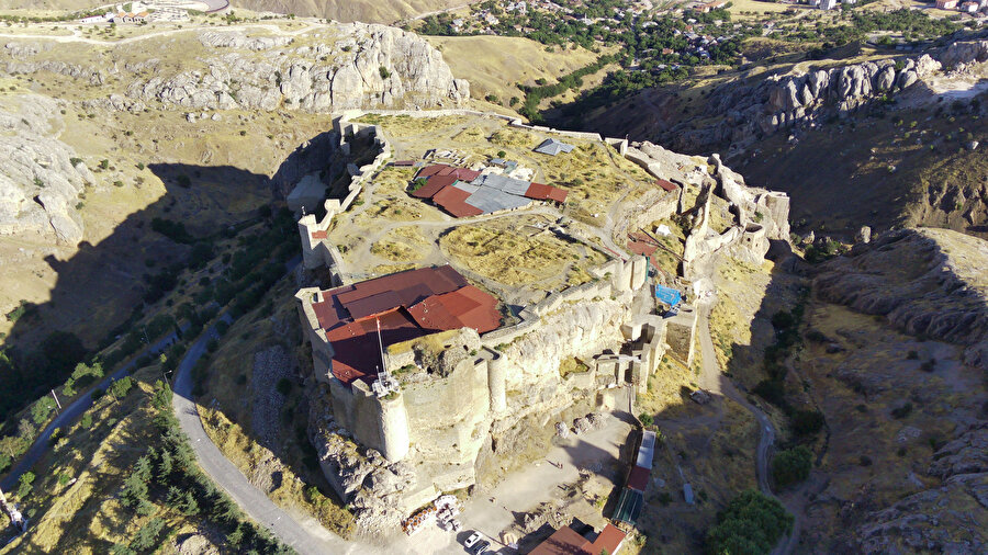 Harput Kalesi'nde yaklaşık 1000 yıllık olduğu düşünülen saray mutfağı bulundu