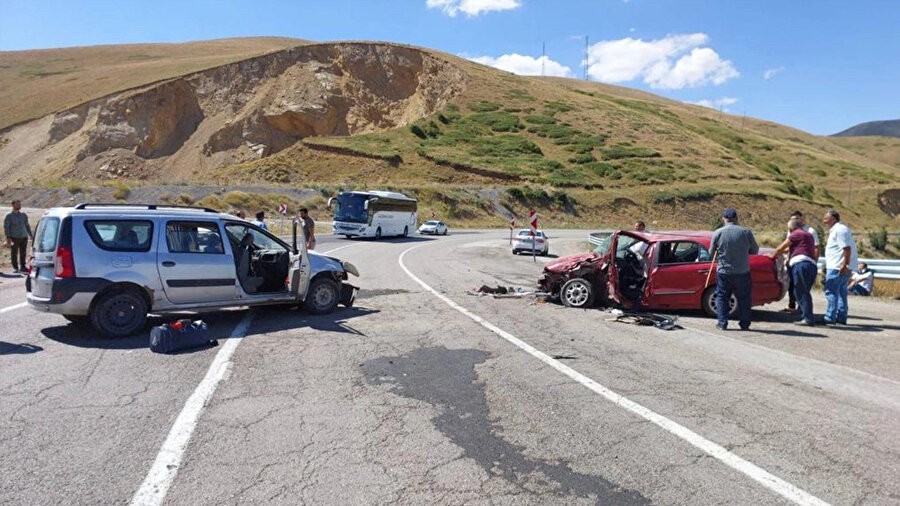 Bayburt'ta otomobil ile hafif ticari araç çarpıştı: 11 yaralı