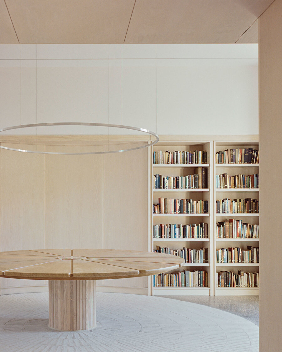 Kütüphane alanı minimal tasarım kurgusunu sürdürüyor. 