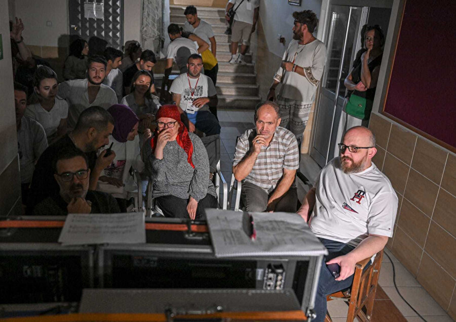 Aybüke Öğretmen'in ailesi film setini ziyaret etti