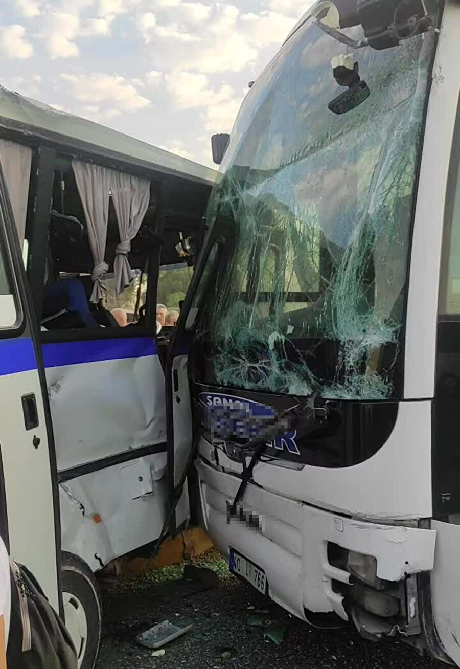Yolcu otobüsüyle işçi servis midibüsü çarpıştı; 11 yaralı