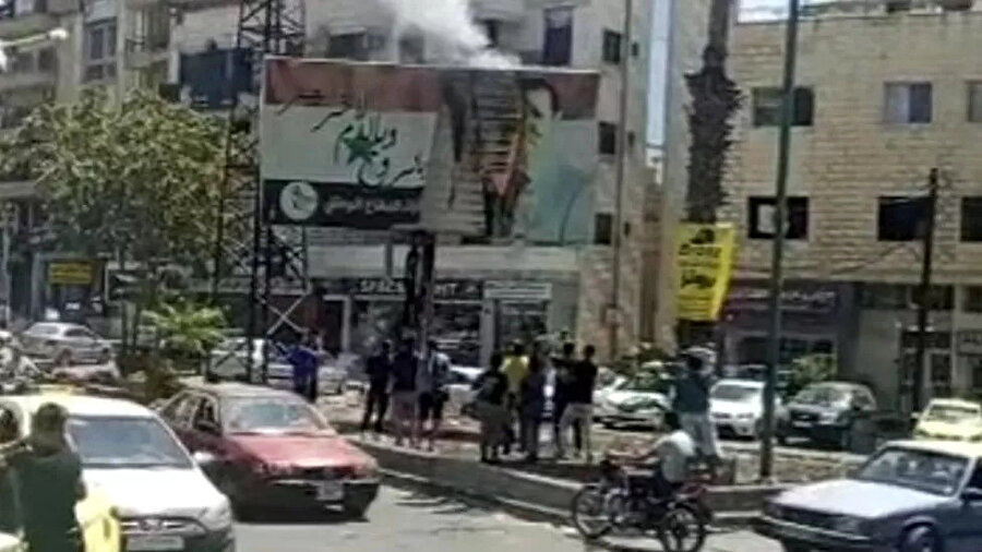 Çarşamba günü Suveyda kentinin ana meydanına asılan dev Esed posterini yakan protestocular, "Git Esed. Yemek istiyoruz" sloganları attı.