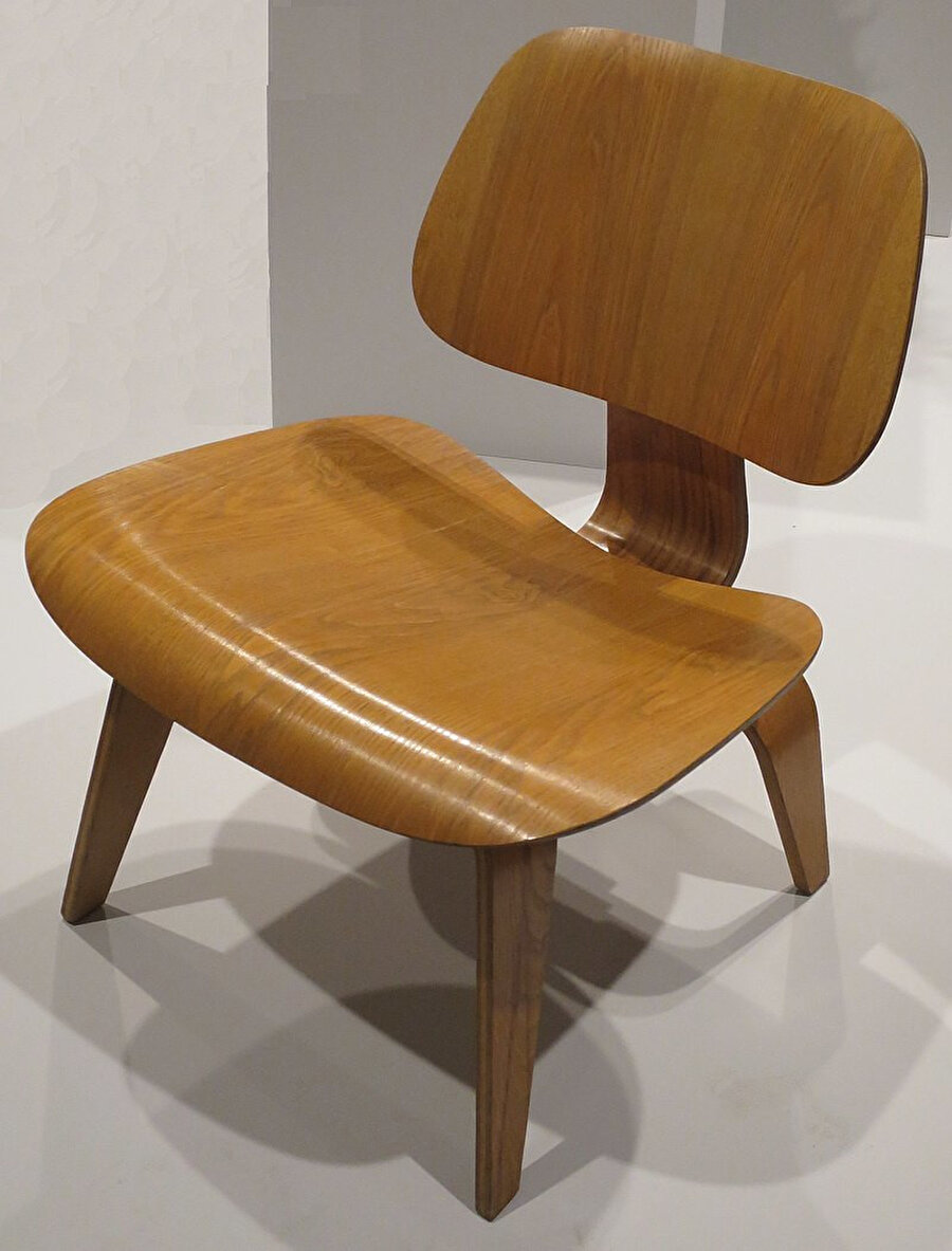 Ray ve Charles’a ait Long Chair Wood isimli sandalye tasarımı. 