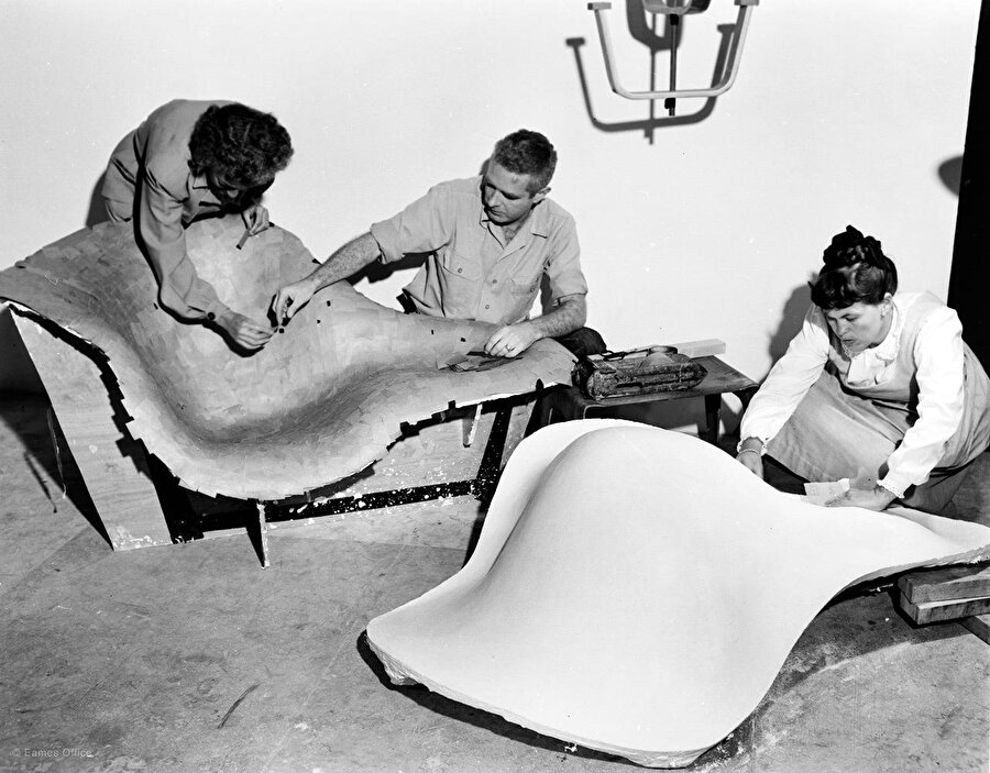 Eames Office’te tasarım sürecinde çekilen bir fotoğraf. 