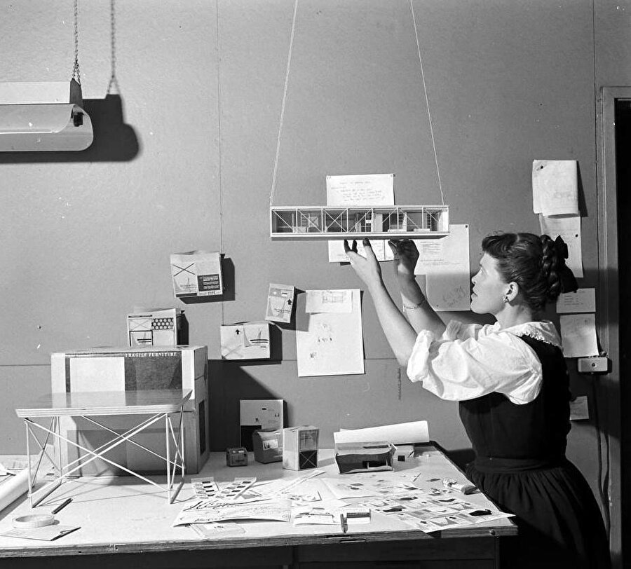 Ray, Eames Office’te çalışırken. 