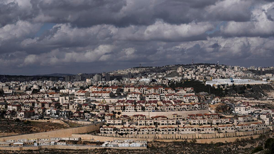 İsrail işgali altındaki Batı Şeria ve Doğu Kudüs'teki Yahudi yerleşim birimleri uluslararası kanunlar nezdinde yasa dışı kabul ediliyor.